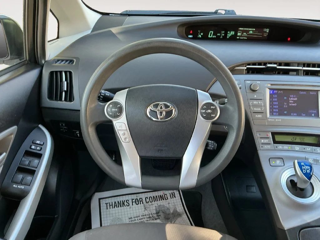 Used 2015 Silver Toyota Three image 17