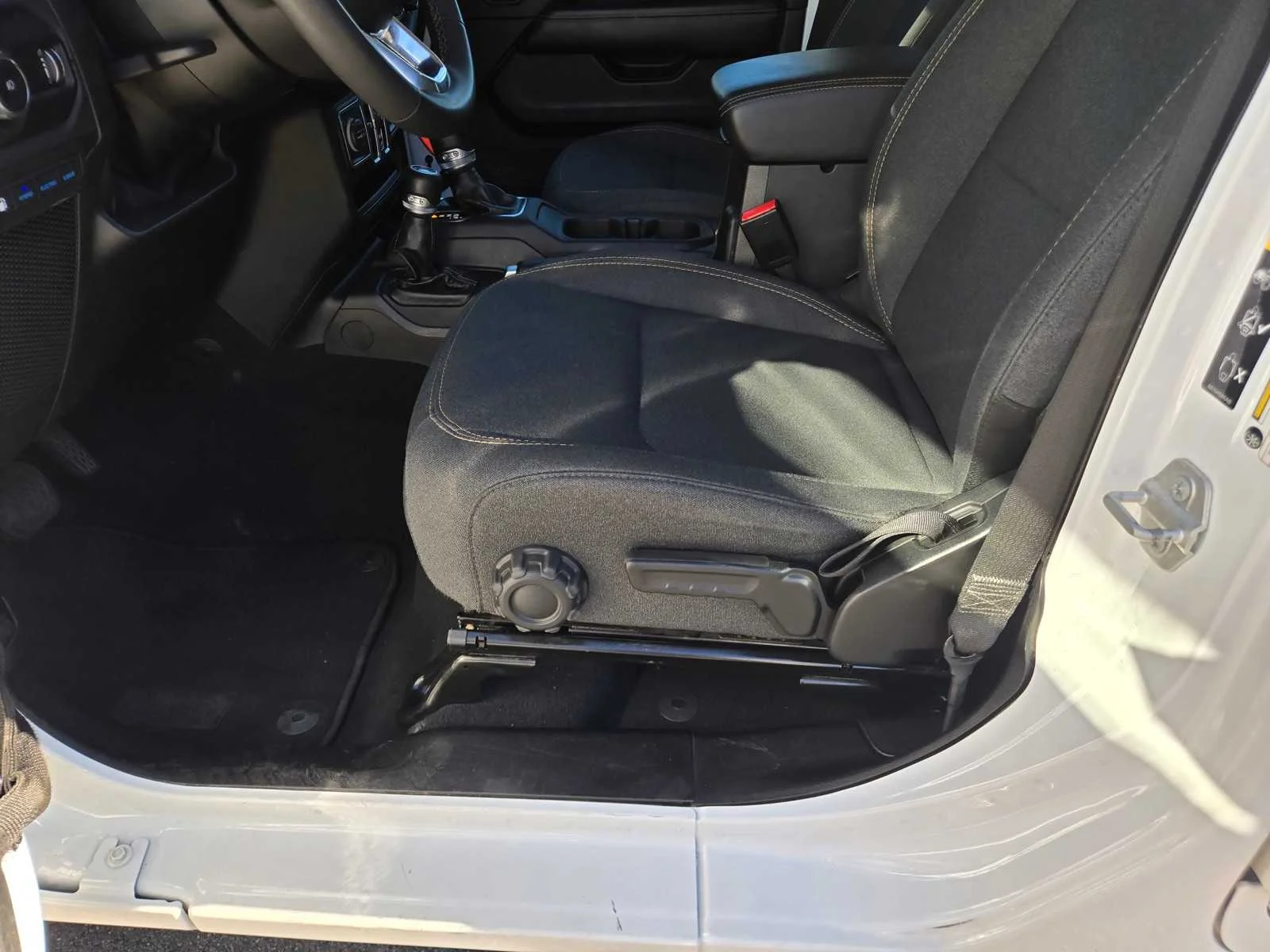 Used 2024  Jeep Sahara image 26
