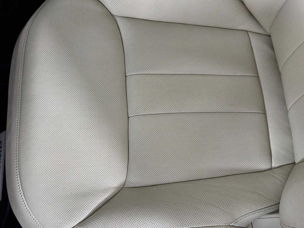 Used 2024 White Land Rover SE image 20