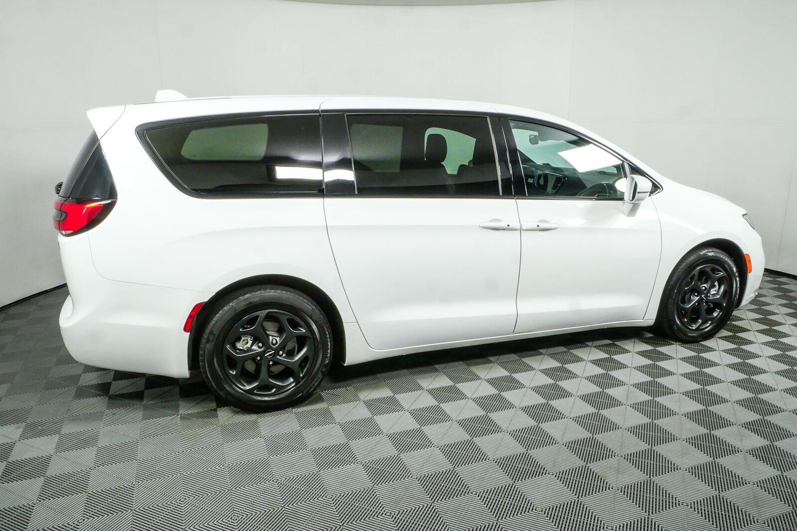 Used 2022 Bright White Clearcoat Chrysler Hybrid Touring L image 2