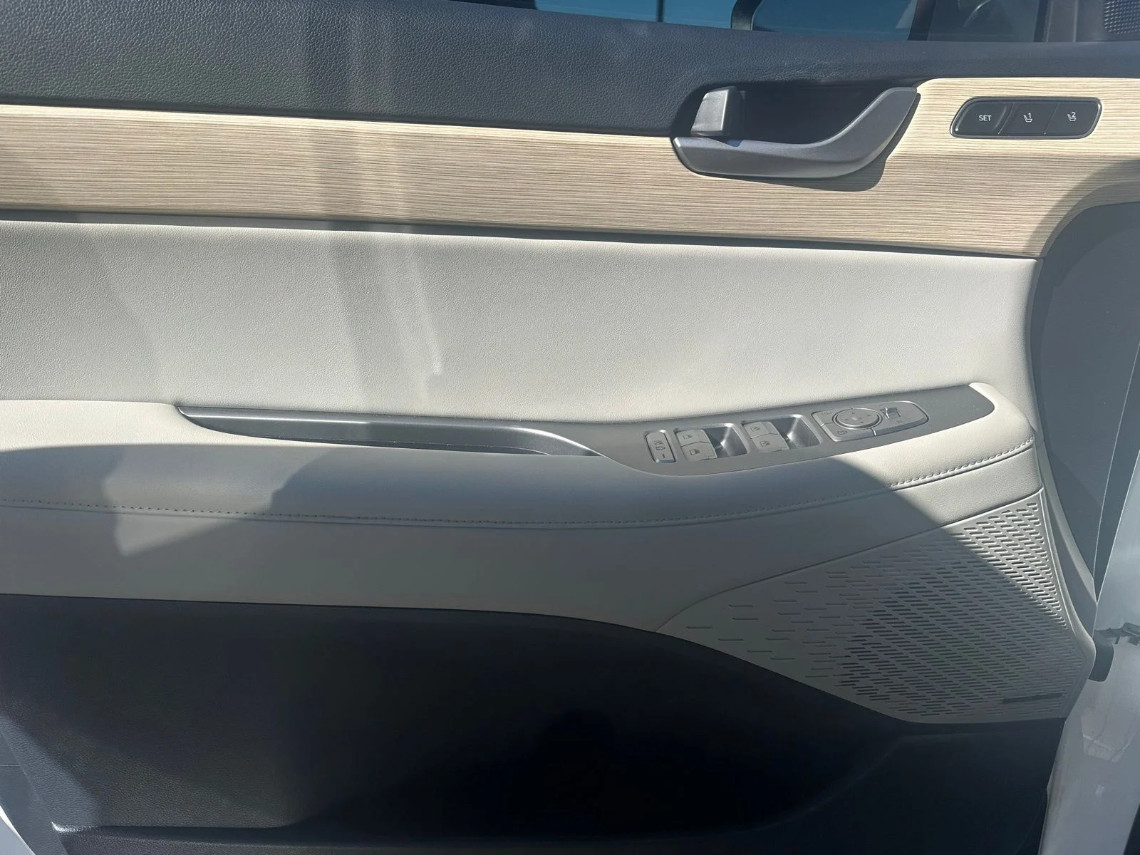 Used 2023 White Hyundai Limited image 9