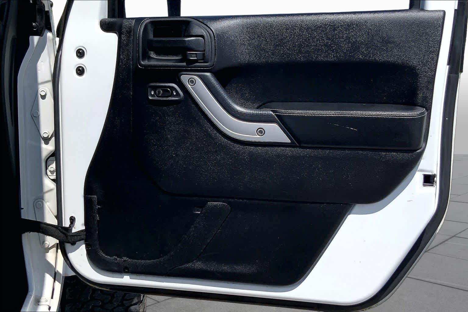 Used 2014 Bright White Clearcoat Jeep Rubicon X image 22