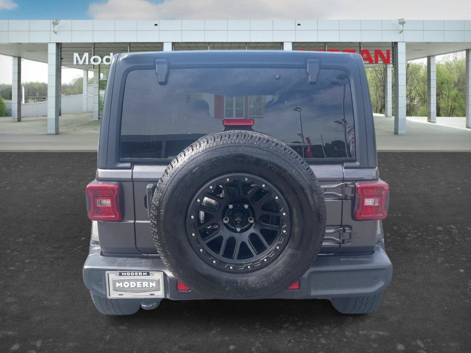 Used 2021 Granite Crystal Metallic Clearcoat Jeep Unlimited Sahara image 4