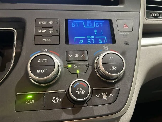 Used 2020  Toyota L image 15