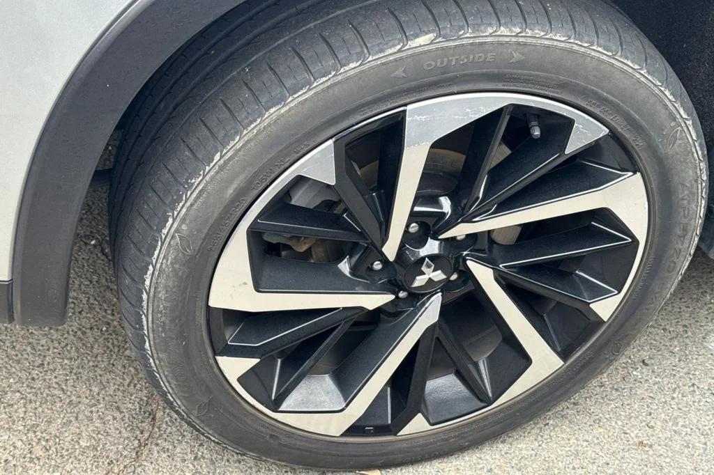 Used 2023 Silver Mitsubishi SE image 4
