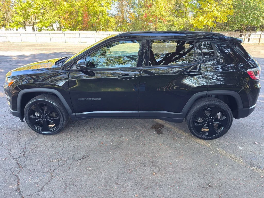 Used 2019 Black Jeep Latitude image 12