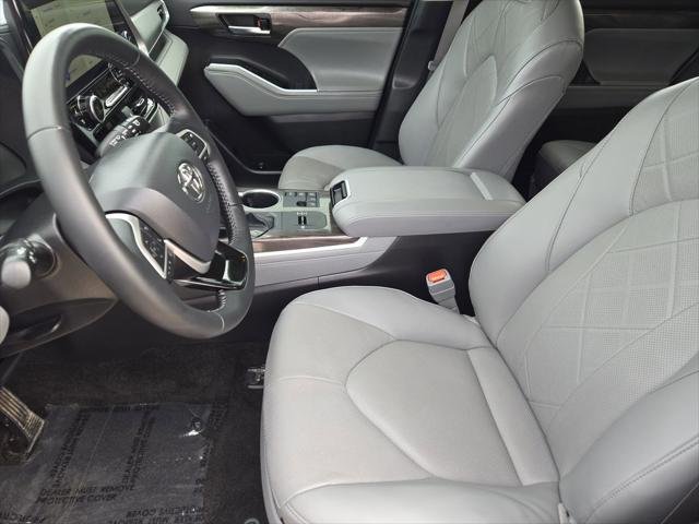 Certified Used 2025 RUBY FLARE PEARL Toyota  image 15