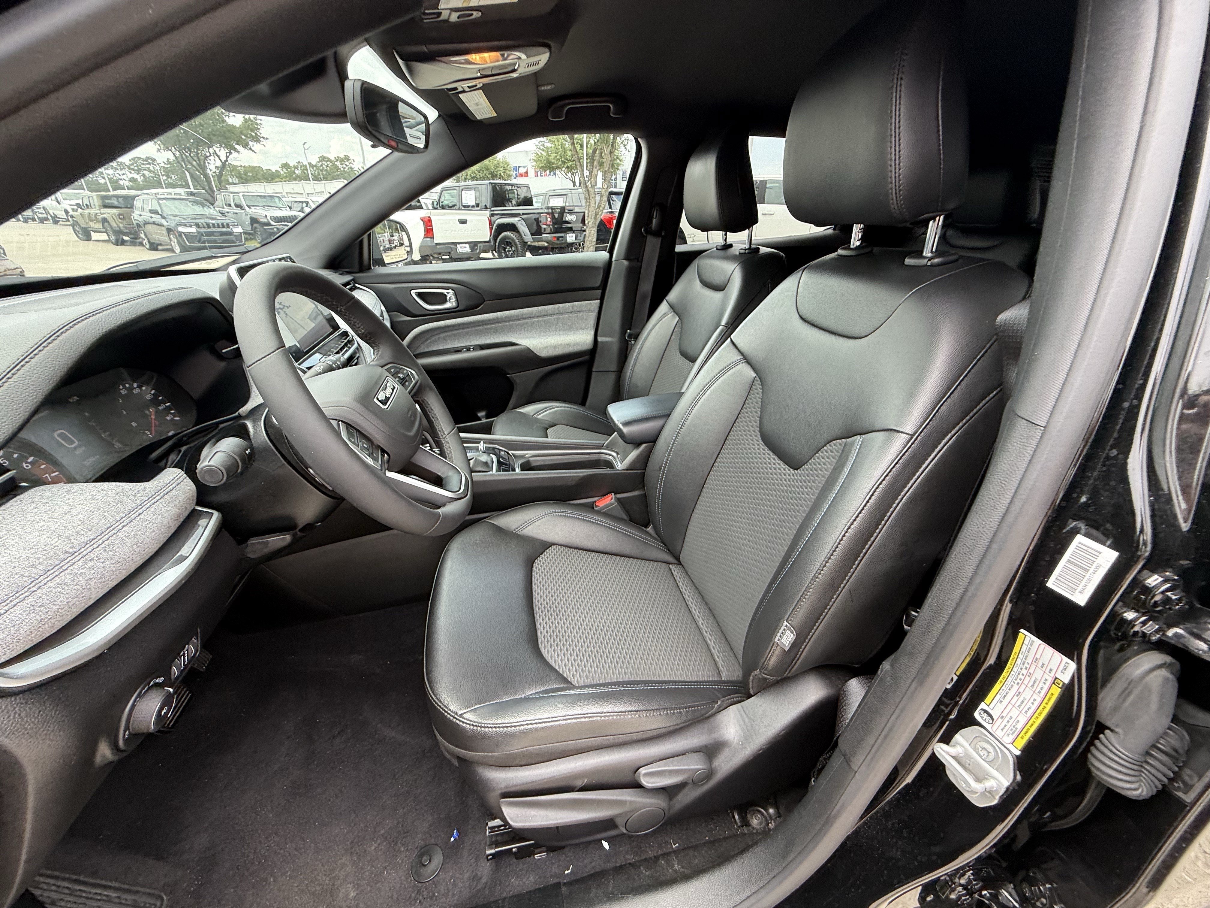 Used 2025 Diamond Black Crystal Pearlcoat Jeep Latitude image 26