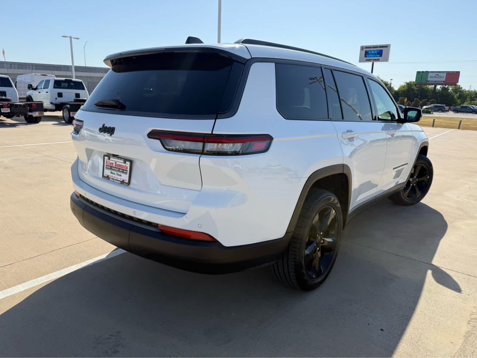 New 2026 Bright White Clear-Coat Exterior Paint Jeep Limited image 6