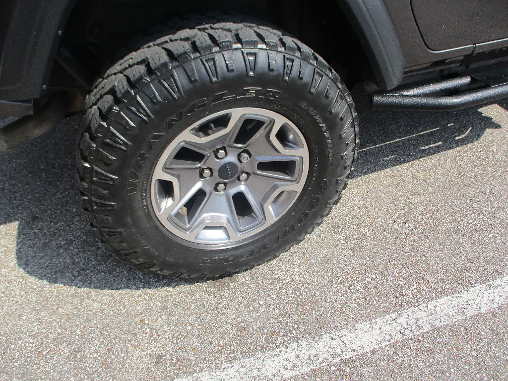 Used 2019 Granite Crystal Metallic Clear Coat Jeep Sport image 19