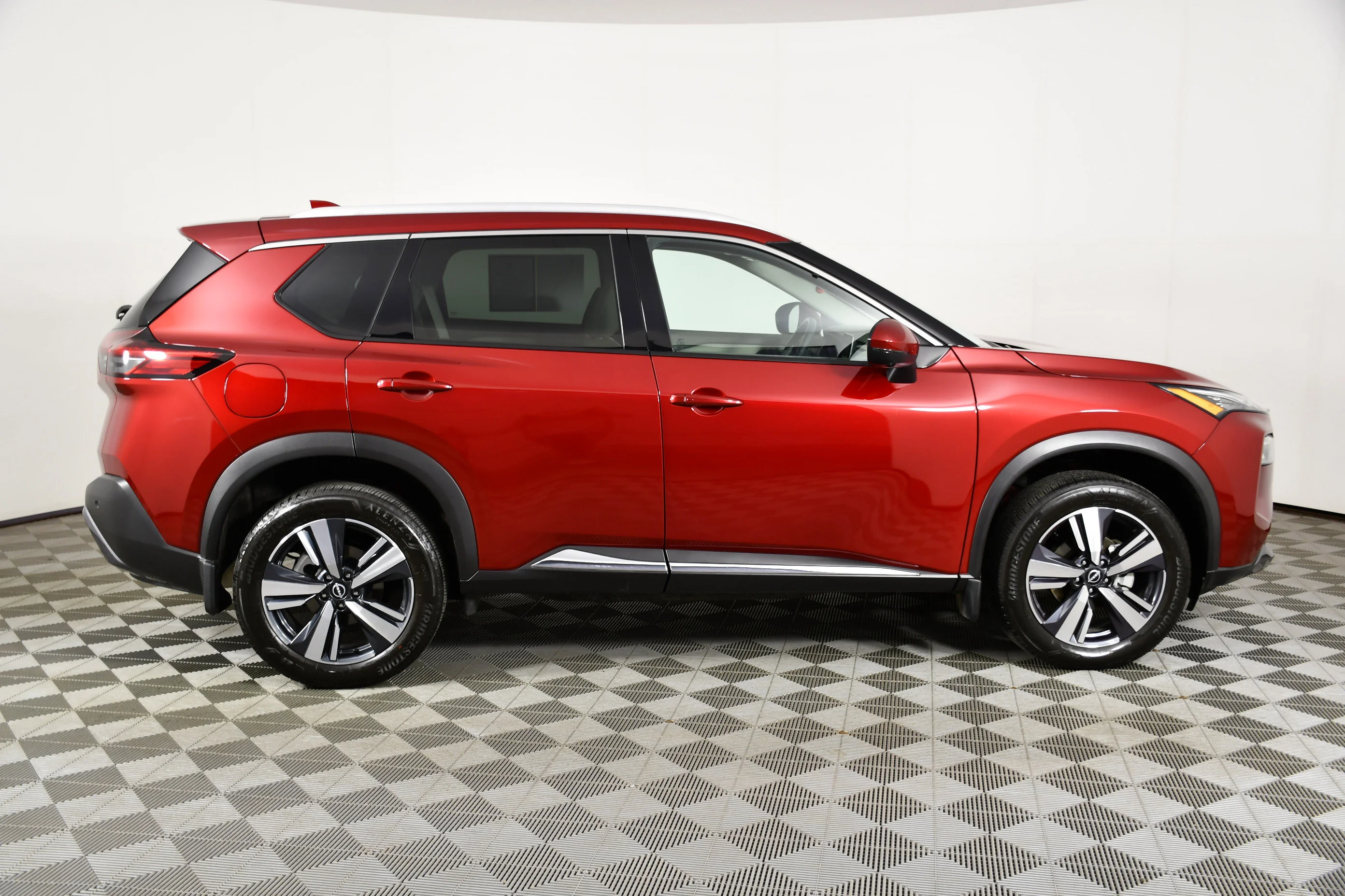 Used 2023 Scarlet Ember Tintcoat Nissan SL image 5