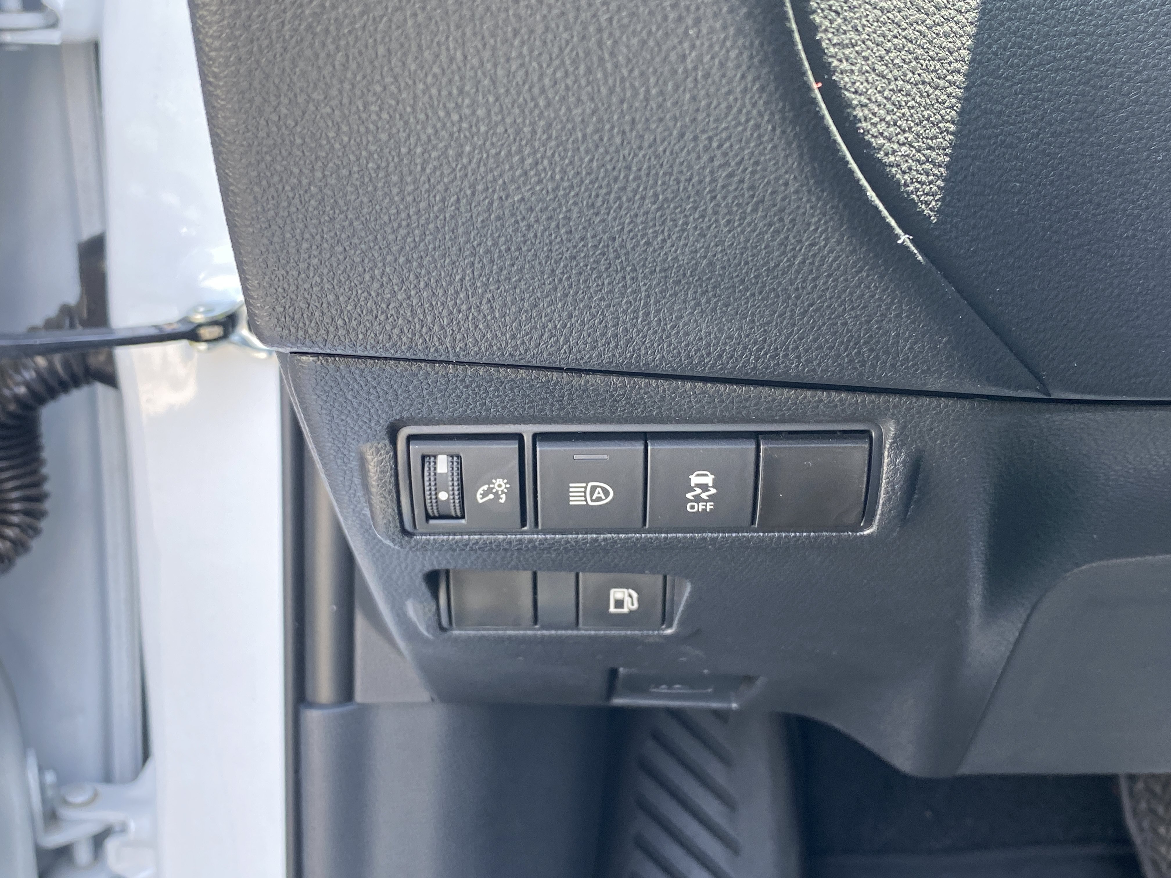 Used 2023 Wind Chill Pearl Toyota Hybrid SE image 22