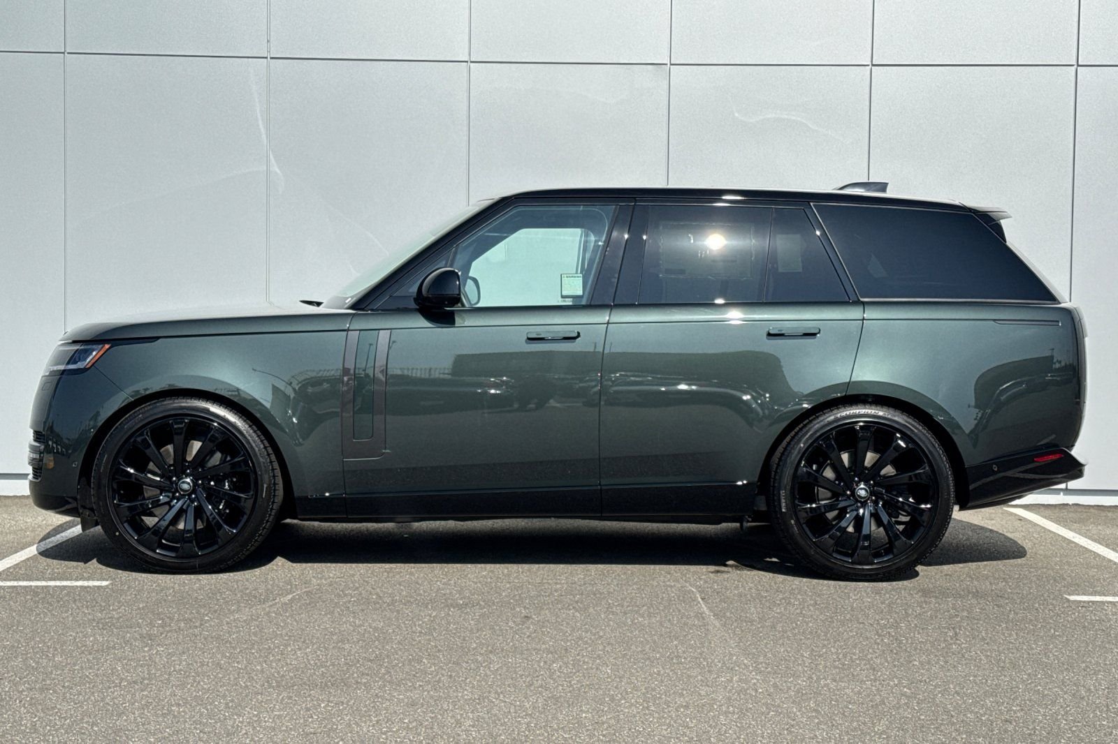 New 2026 Belgravia Green Land Rover SE image 2