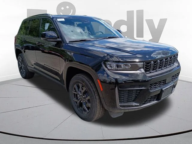 New 2026 Diamond Black Crystal Pearl-Coat Exterior Paint Jeep Laredo Altitude image 3