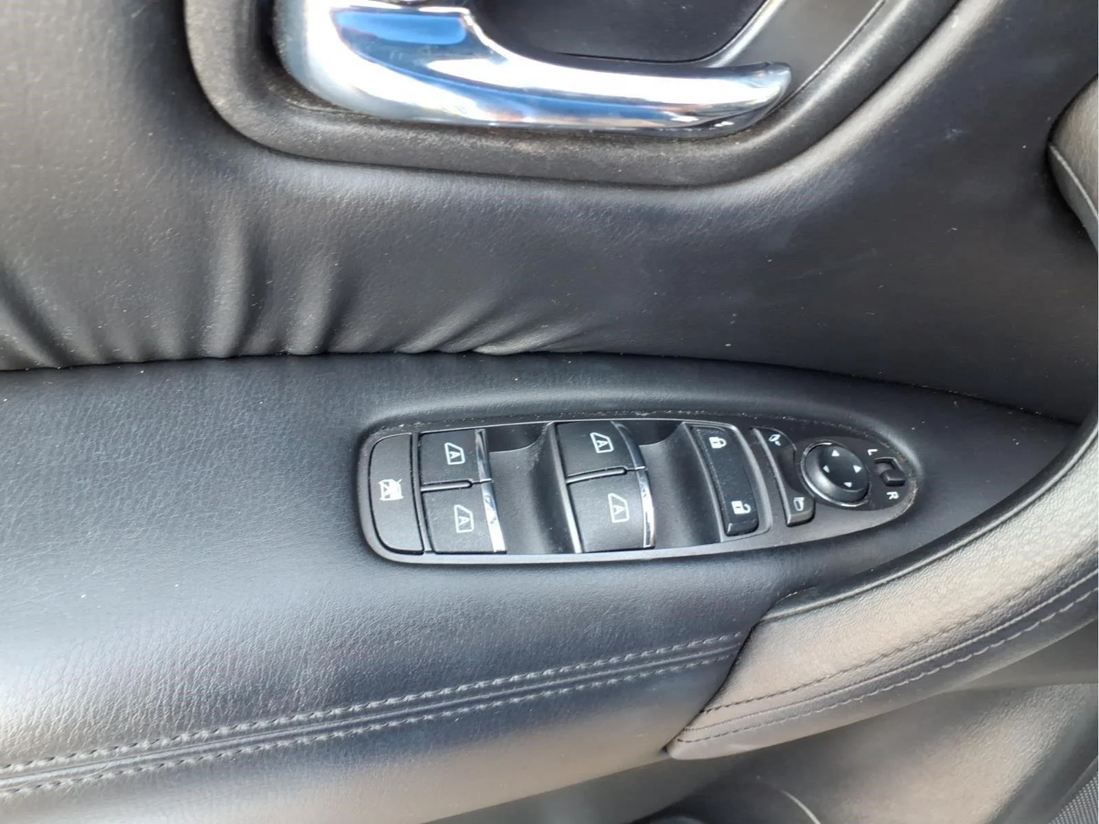 Used 2023  Nissan SV image 19