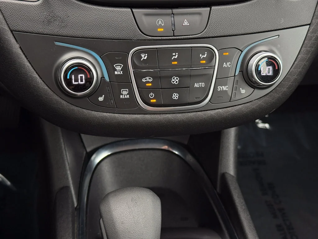 Used 2024 Summit White Chevrolet 1LT image 27