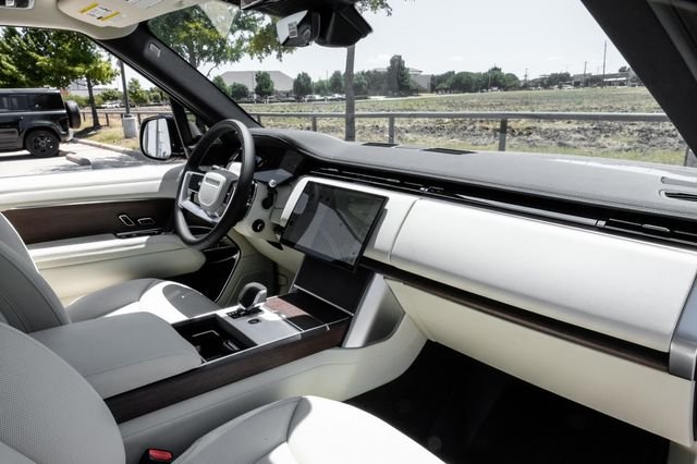 New 2026  Land Rover SE image 19