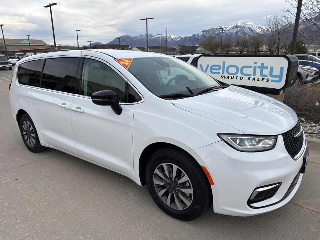2024 Chrysler Pacifica Hybrid Select PHEV's photo