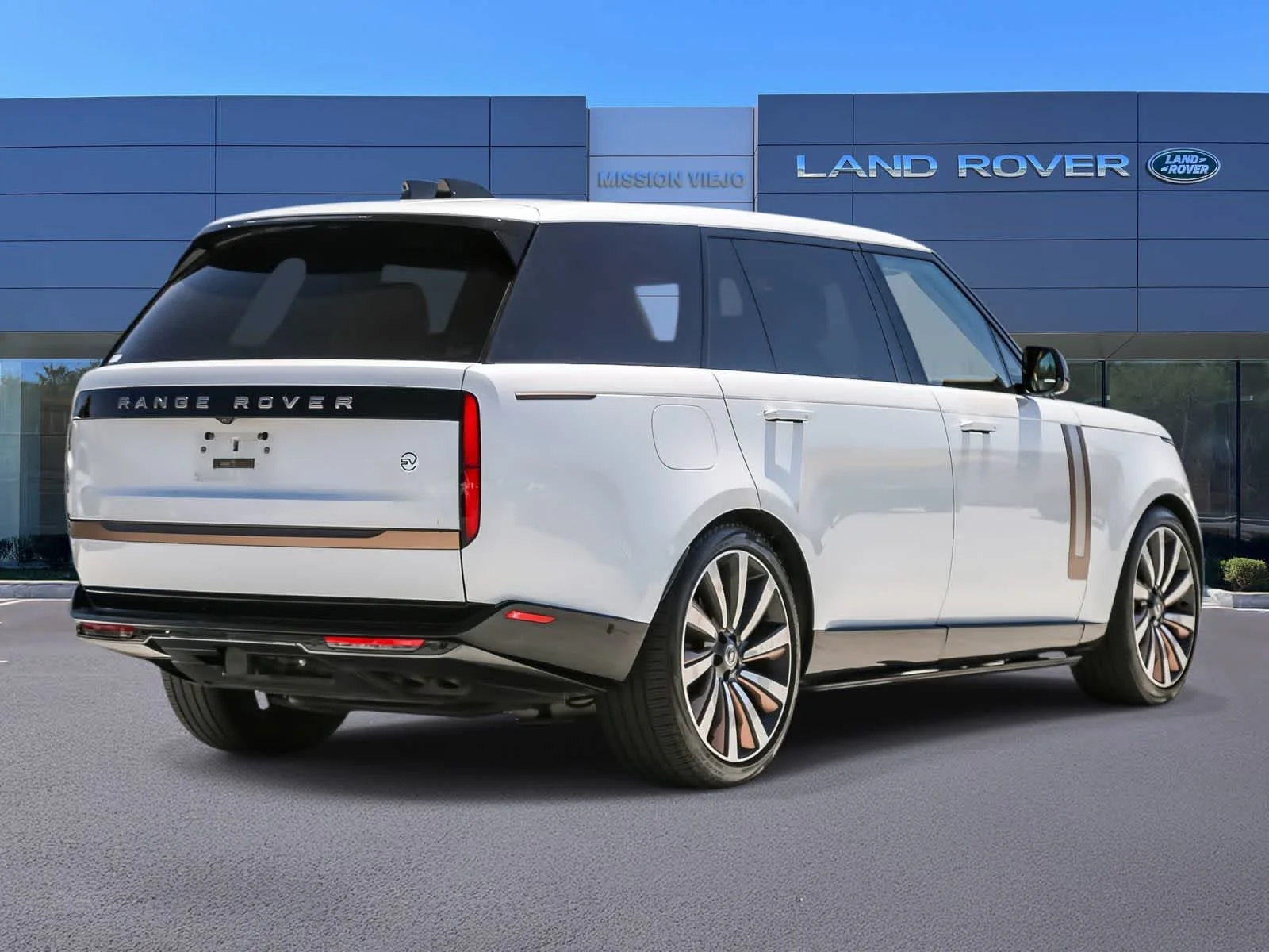 Used 2023 White Land Rover SV image 4