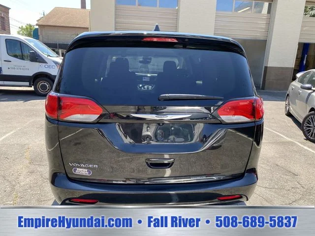 Used 2023 Black Chrysler LX image 4
