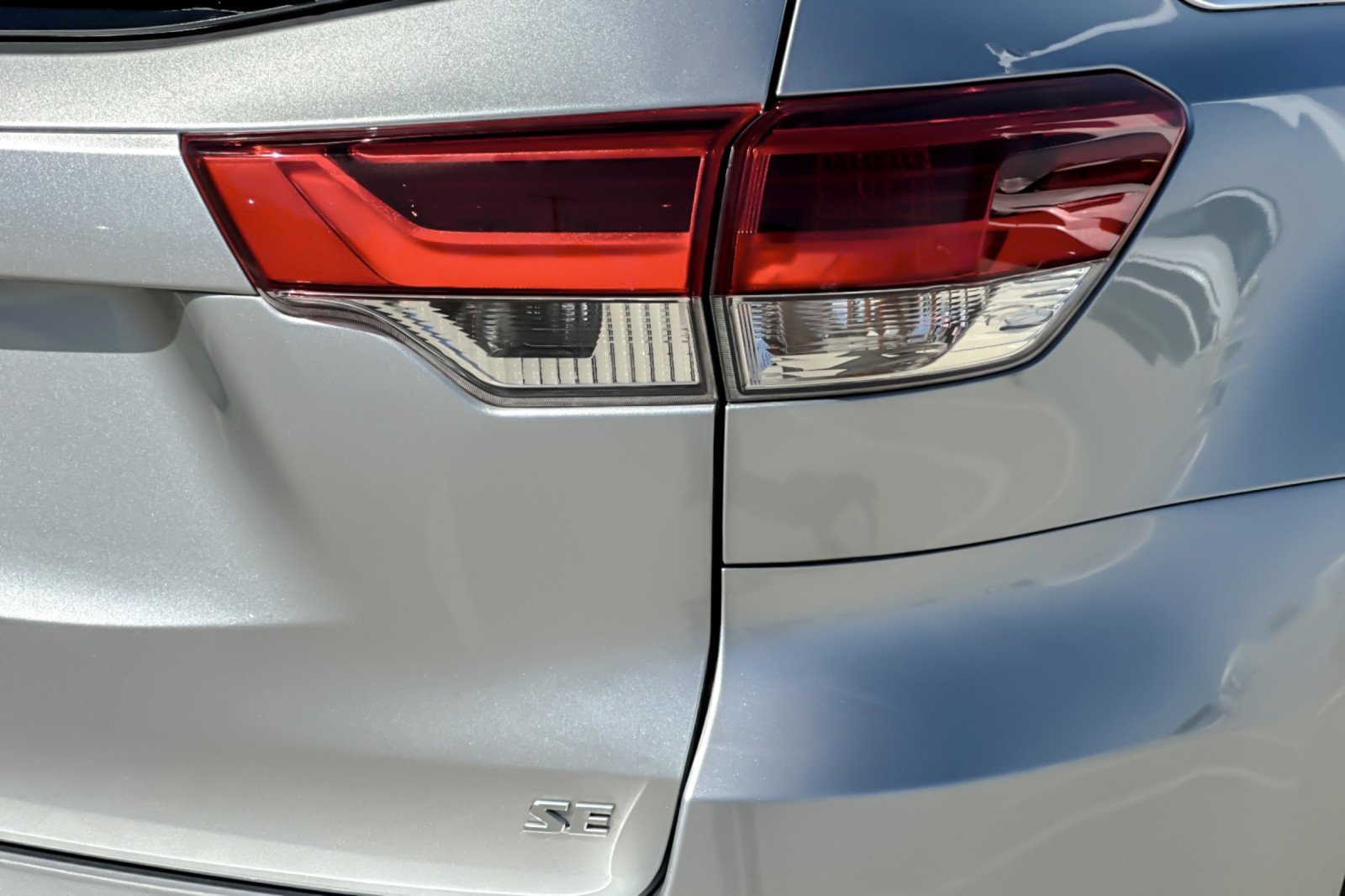 Used 2018 CELESTIAL SILVER MET Toyota SE image 28