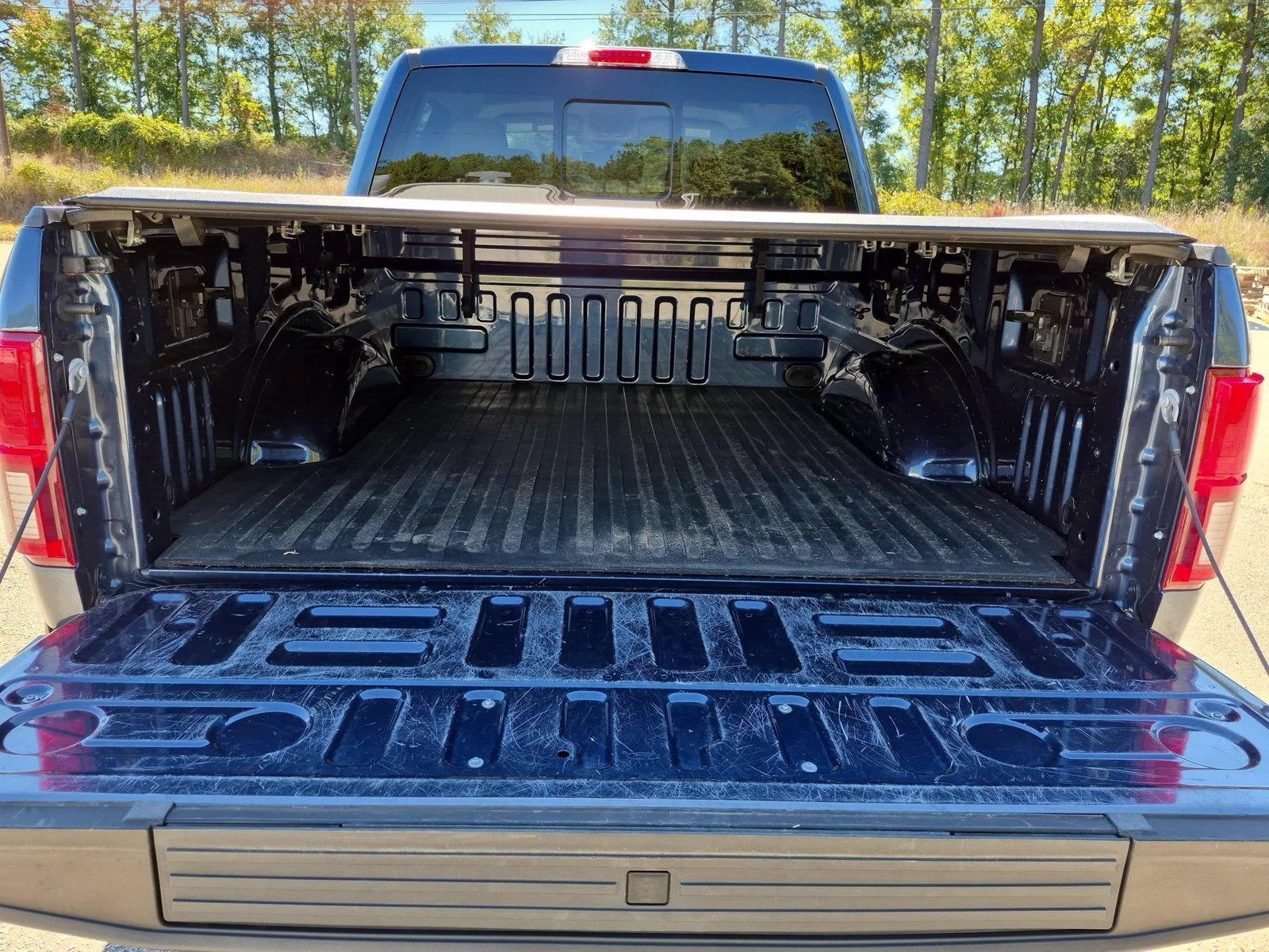 Used 2018 Blue Jeans Metallic Ford LARIAT image 33