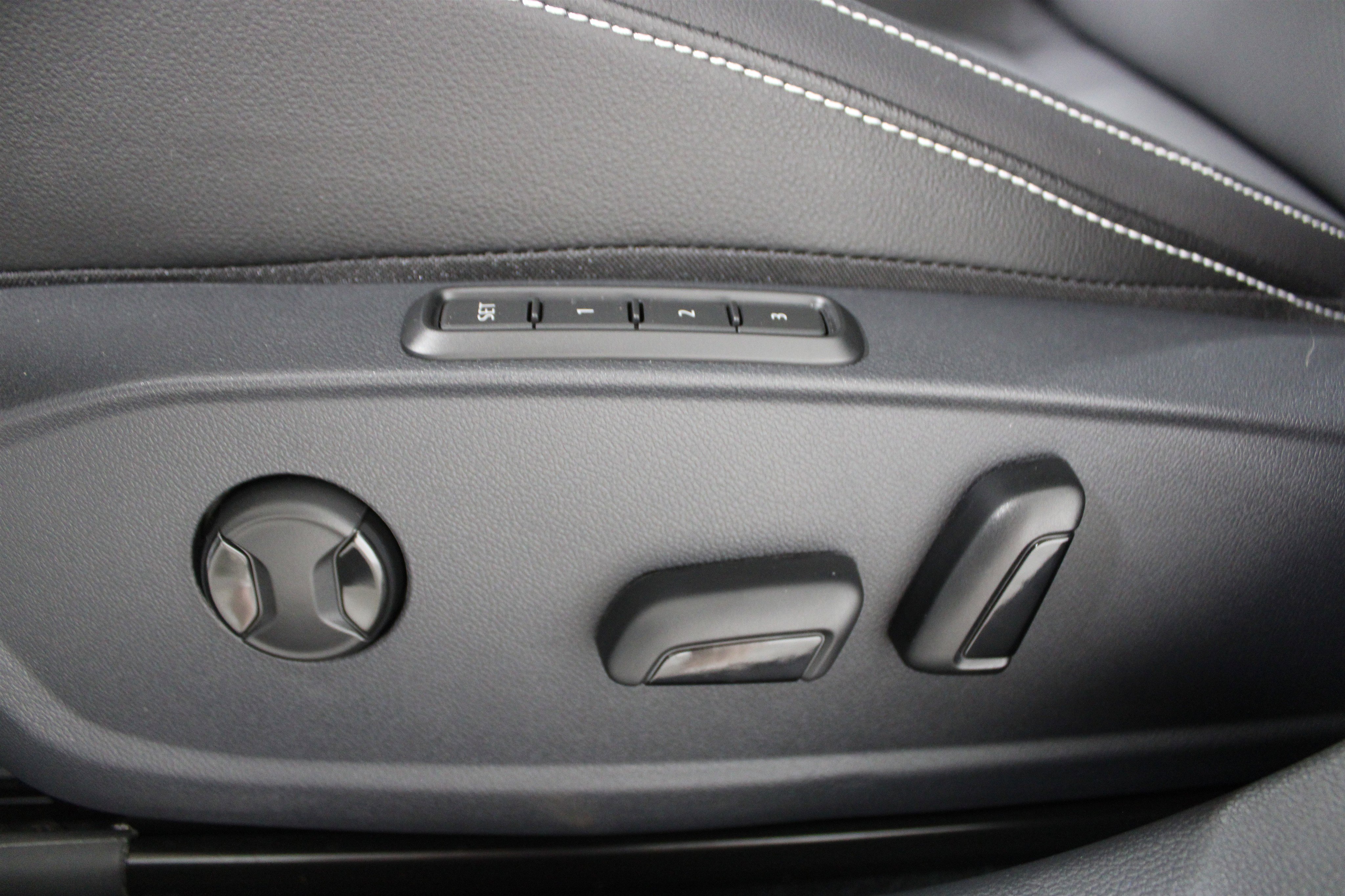 New 2026 Opal White Pearl Volkswagen SEL image 4