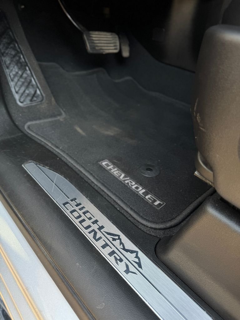 Used 2022 Silver Ice Metallic Chevrolet High Country image 15