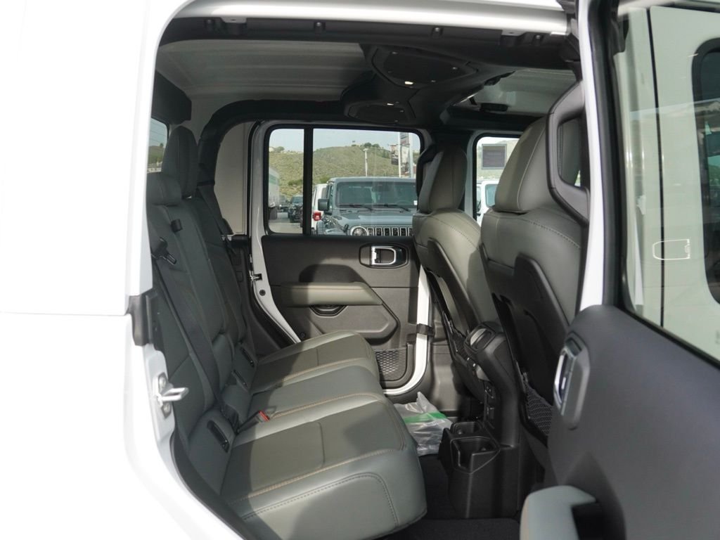 New 2026 Bright White Clear-Coat Exterior Paint Jeep Mojave image 22