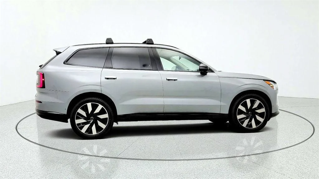 Used 2025 Vapour Grey Metallic Volvo Twin Motor Ultra 7-Seater image 4