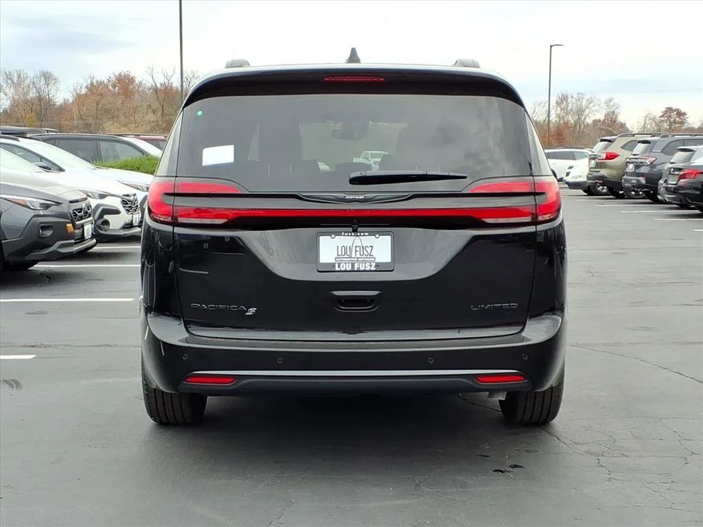 New 2026 Diamond Black Crystal Pearl-Coat Exterior Paint Chrysler Limited image 20