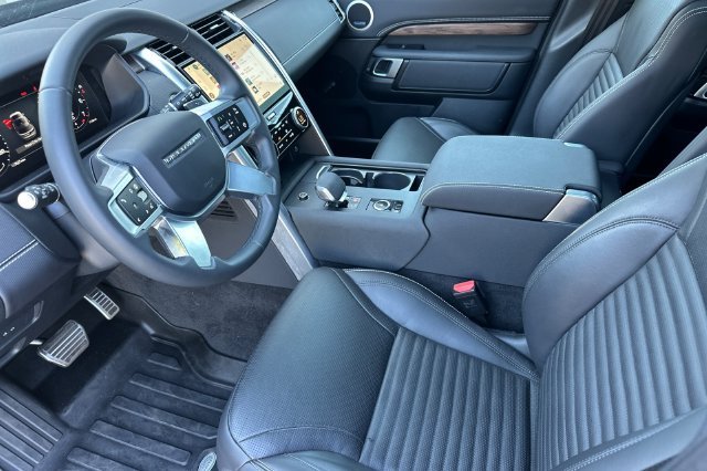 Certified Used 2025 Black Land Rover Dynamic SE image 9
