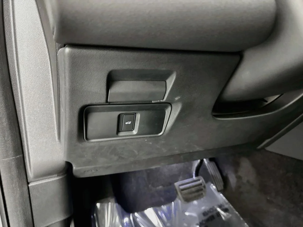 Used 2025 Gray Land Rover S image 10
