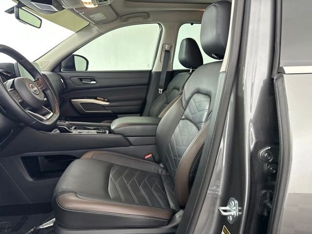Used 2025 Gray Nissan Platinum image 21