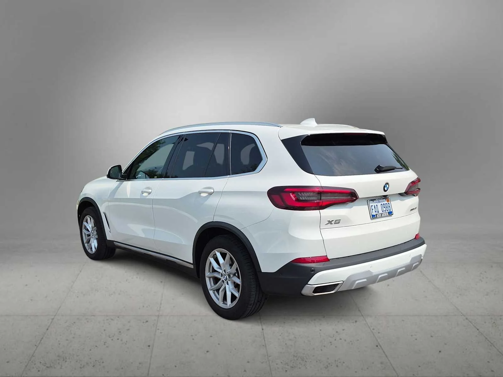 Used 2022 Alpine White BMW sDrive40i image 6