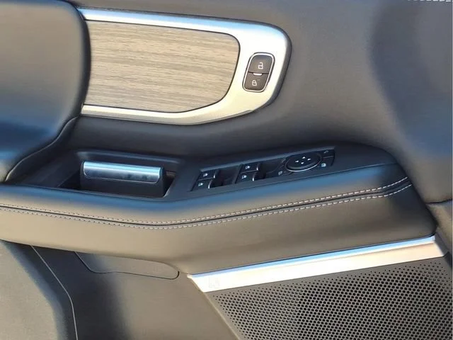 Used 2025  Ford Platinum image 15