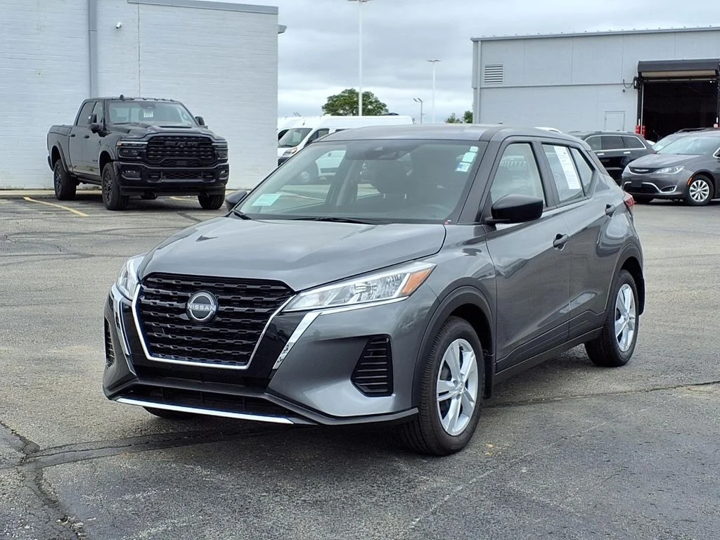 Used 2025 Nissan KICKS PLAY Base with VIN 3N1CP5BV8SL489478 for sale in Kansas City