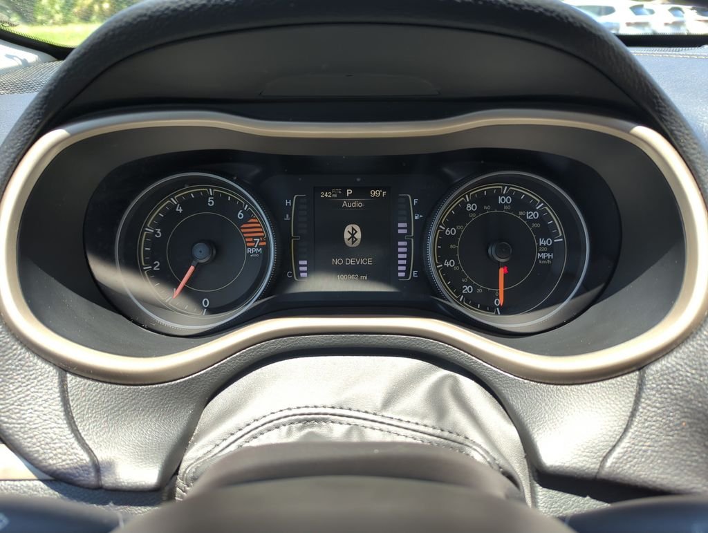 Used 2017 White Jeep Latitude image 37