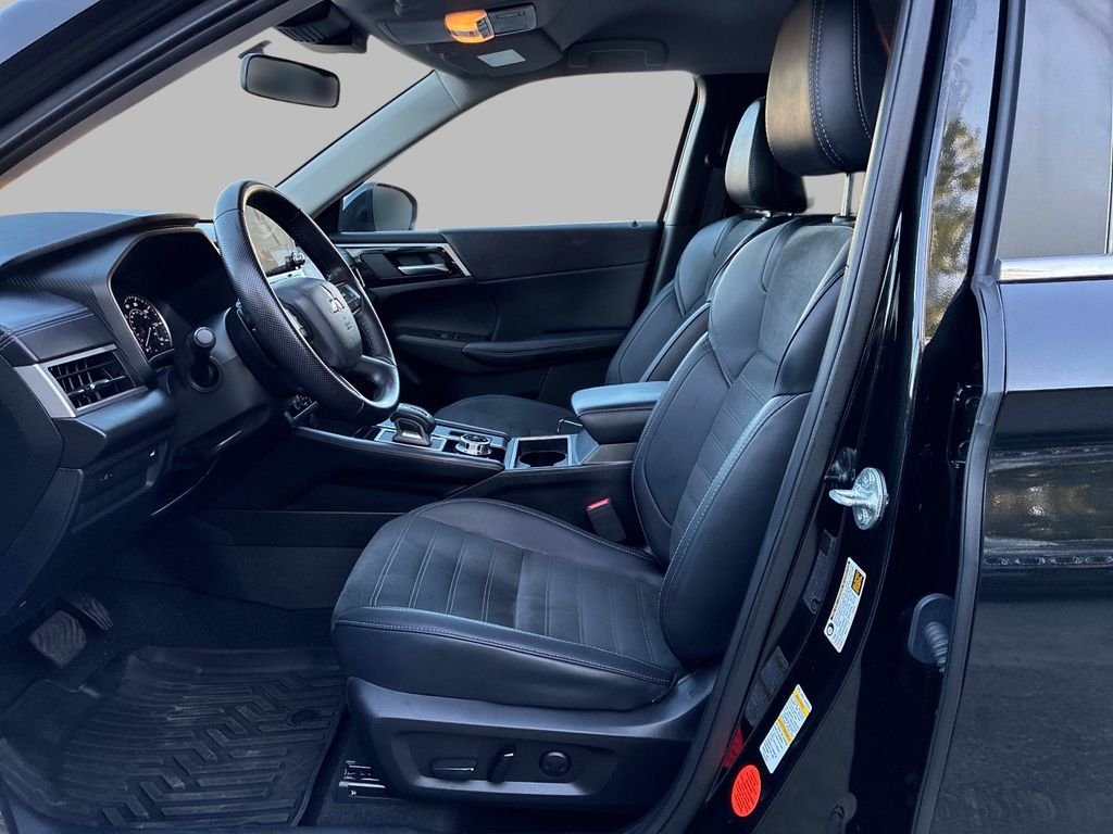 Used 2024  Mitsubishi SE Black Edition w/Pano Roof image 22
