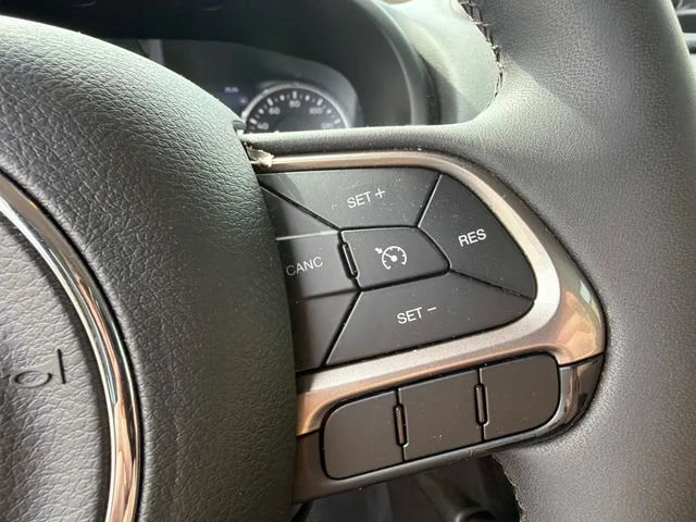 Used 2022 Red Jeep Latitude image 25