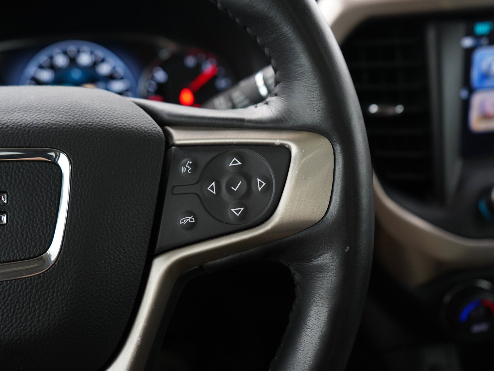 Used 2018 White Frost Tricoat GMC AWD 4dr Denali image 26