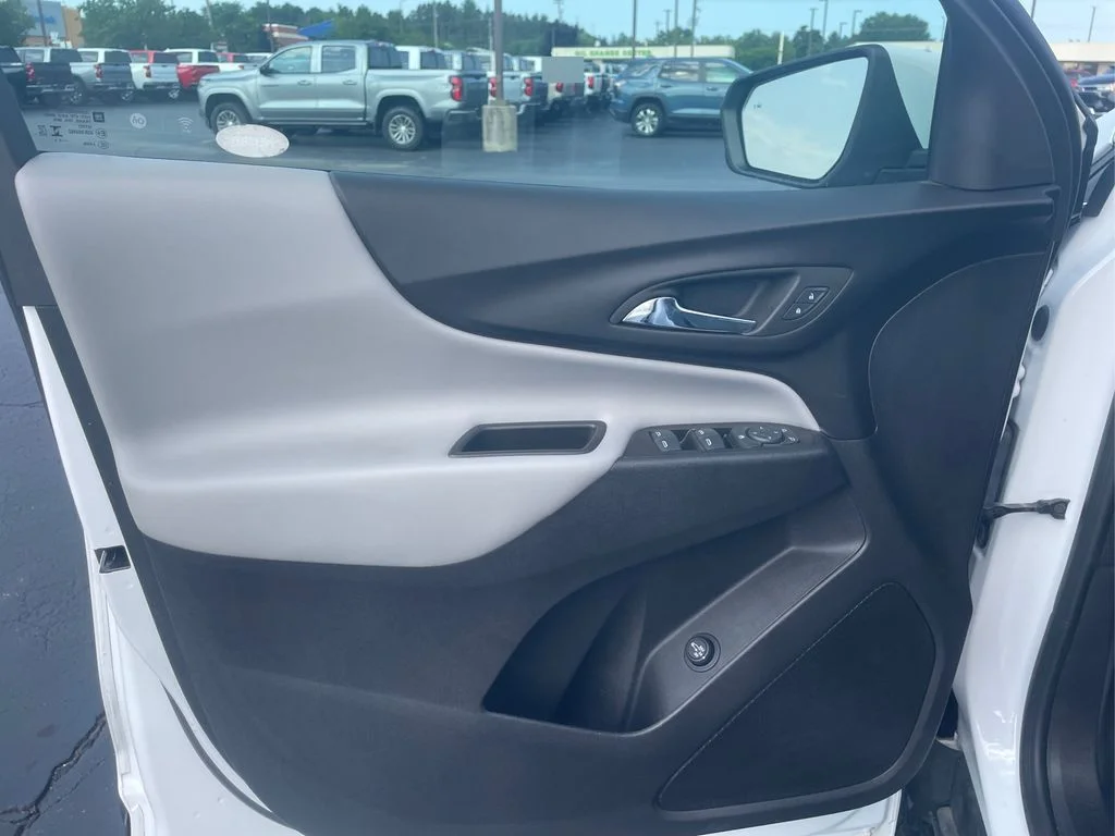 Used 2024 Summit White Chevrolet LT image 17