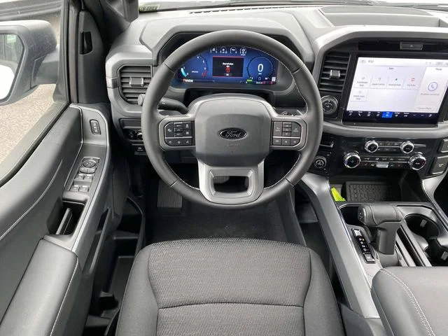 New 2025 Oxford White Ford XLT image 10