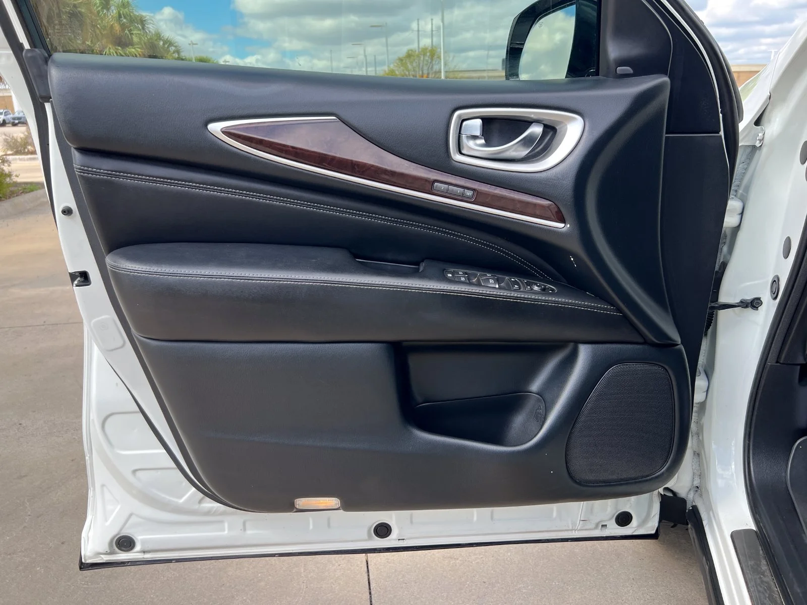 Used 2020 White INFINITI LUXE image 15