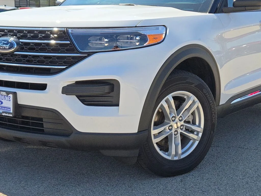 Certified Used 2023 Oxford White Ford XLT image 3
