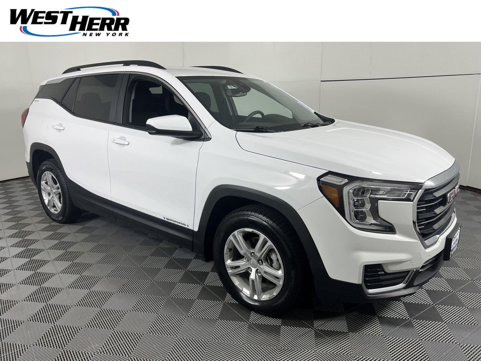 Used 2024 Summit White GMC SLE image 1