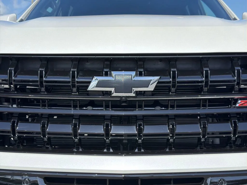 Used 2025 Iridescent Pearl Tricoat Chevrolet Z71 image 38