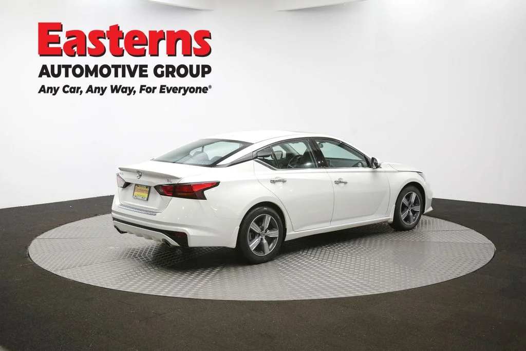 Used 2022 White Nissan 2.5 SL image 40