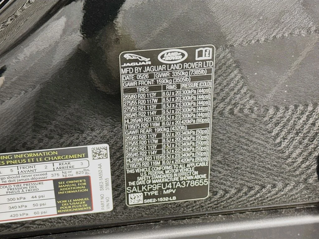 New 2026 Santorini Black Metallic Land Rover SE image 32