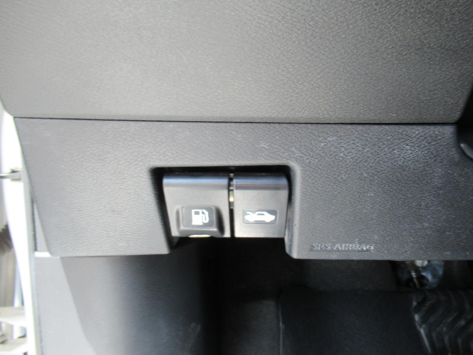 Used 2020 White Nissan SR image 22